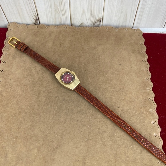 Vintage Ladies Seiko Hand Wind Dress Wrist Watch Red Dial white hands markers - Picture 4 of 9